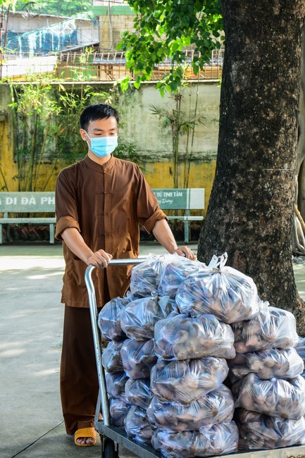 Continuing to support people in need in the Covid-19 pandemic of Hoang Phap Pagoda (series 2)